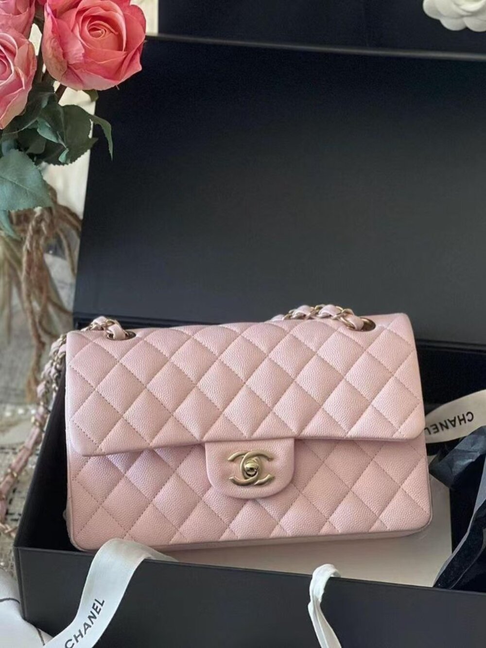 Classic Chanel Bag: A Stylish and Versatile Choice for Elegance - Picture 4 of 4